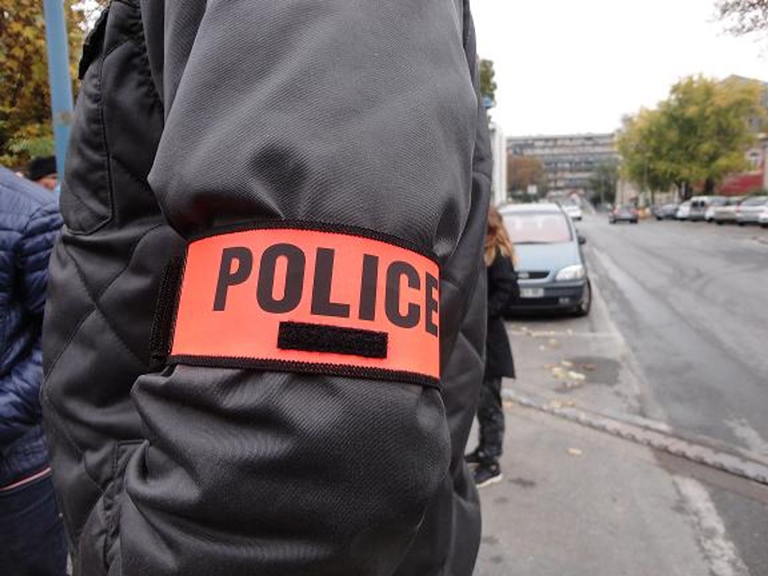 Police brassard 230821